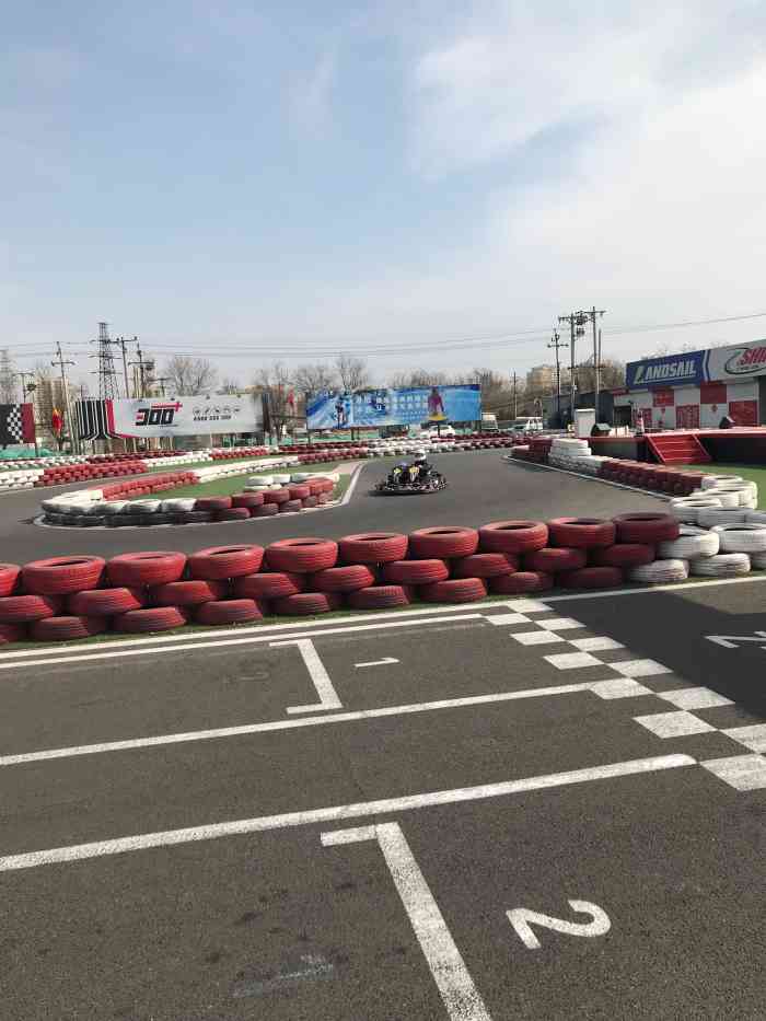 致炫国际卡丁车场(北京欢乐谷店)-"场地不大,但是安全系数有待提高,车