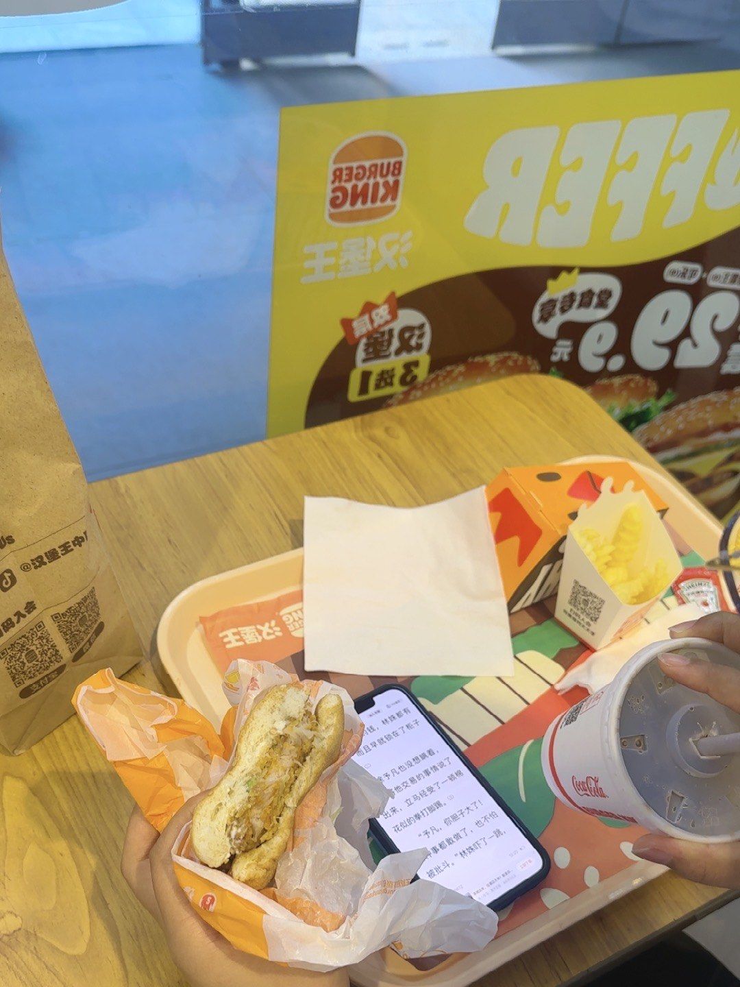 肯德基和麦当劳里面最好吃的中午可以过来用餐价格比较便宜店里干净