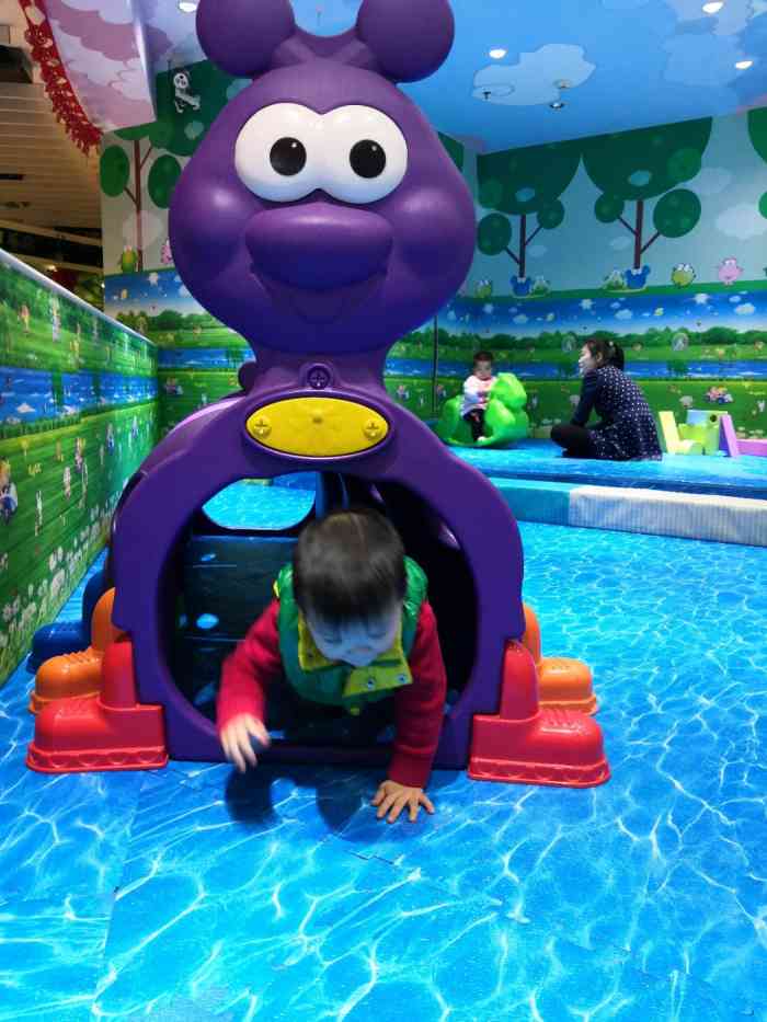 绿豆蛙儿童乐园-"地方挺干净的 就是地方太小了 玩的东西不.