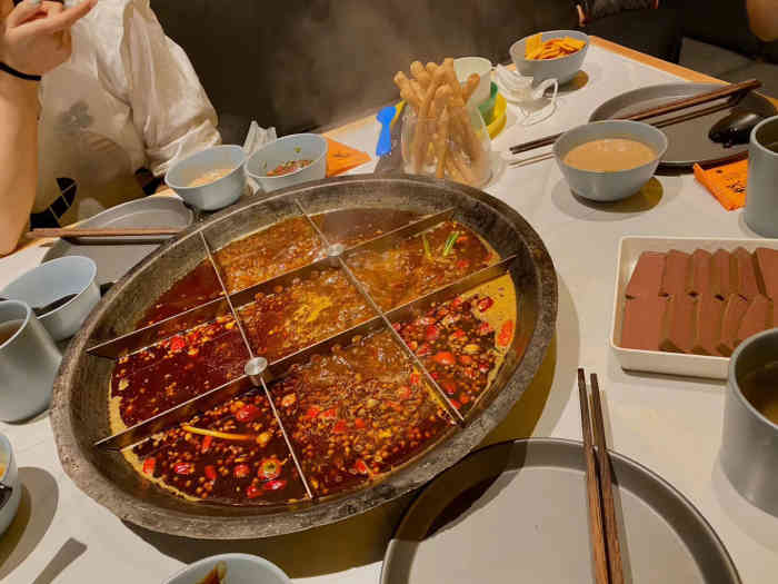 椒房重庆本味火锅(迎宾路店)-"【椒房重庆本味火锅】他家的锅底都是