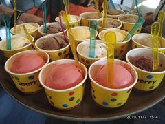 冰激凌球-莓园冰淇淋店