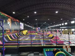-嘿哟动霸CHUA·新潮玩运动娱乐中心·蹦床滑冰团建乐园