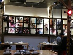 大堂-鲜入围煮花胶鸡海鲜火锅