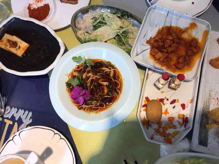 果子哥哥私房菜-"位置:大融城楼上,红鼎国际a座进门右边高.