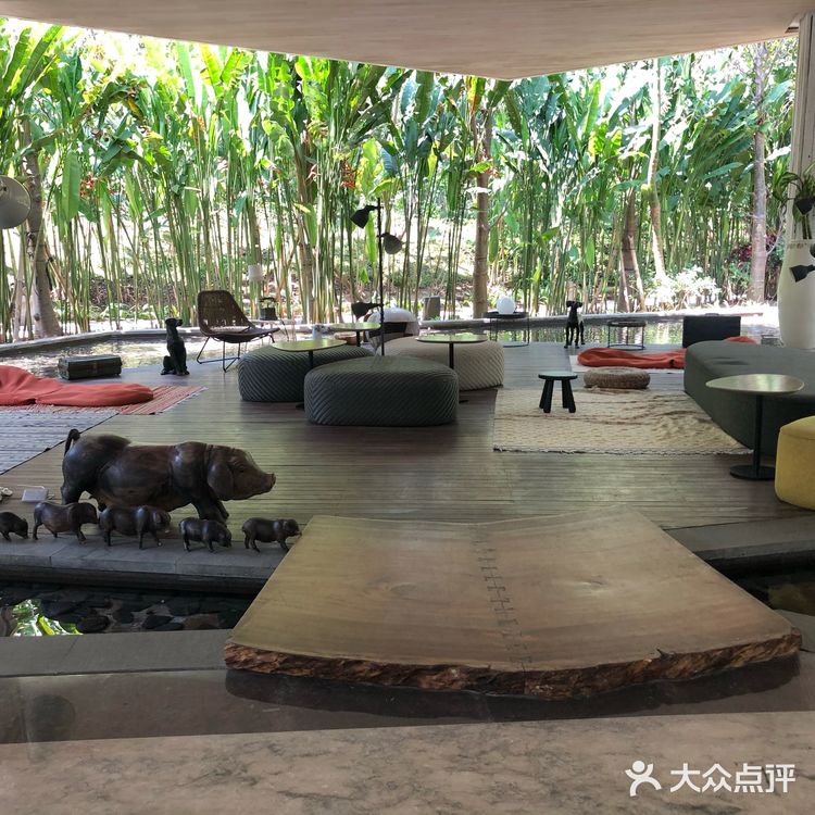 当地的网红酒店了，在酒店内完全可以不出门吃完好几天