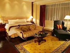 豪华客房-深圳富苑皇冠假日套房酒店