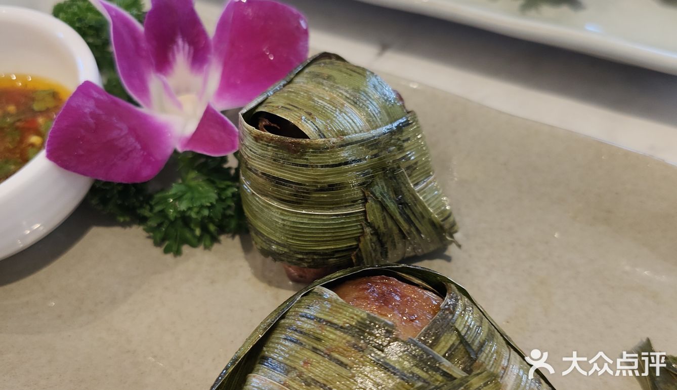 越式鲜虾纸米卷比较清爽的一道菜，配上酱料还ok