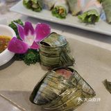 越式鲜虾纸米卷比较清爽的一道菜，配上酱料还ok