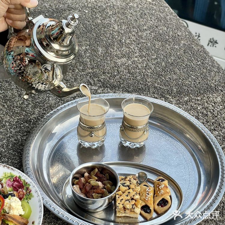 在外滩露台餐厅吃异域新疆风味，好有仪式感