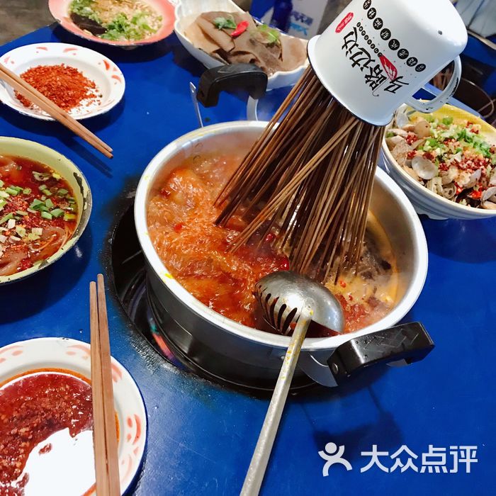 马路边边麻辣烫