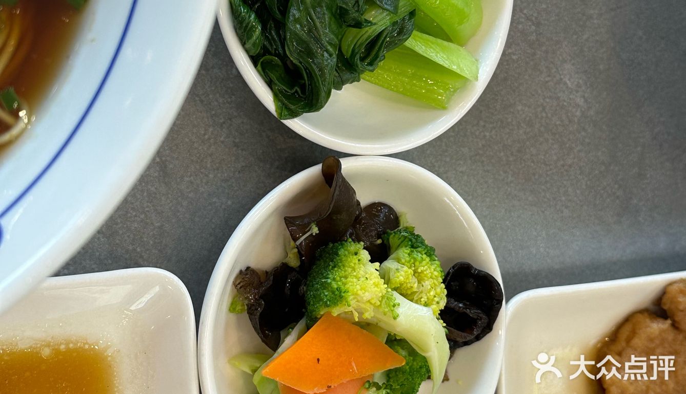 酱汁完全渗进了肉里，咸香中带点微甜