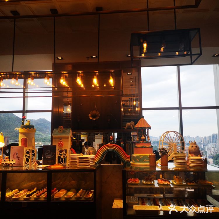 最好提前预定。收餐盘的小哥哥，很及时的会把空餐盘拿走
