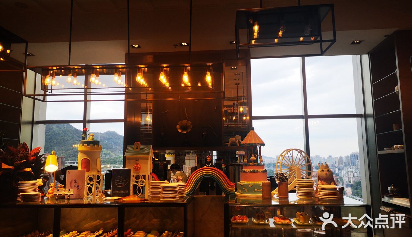 最好提前预定。收餐盘的小哥哥，很及时的会把空餐盘拿走