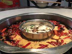 -渝嘴小老弟老火锅(华新村店)