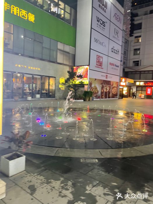 5号停机坪购物广场店内环境图片