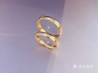 同样在眼花撩乱	的对戒里，很多集美们钟爱玫瑰金对戒那