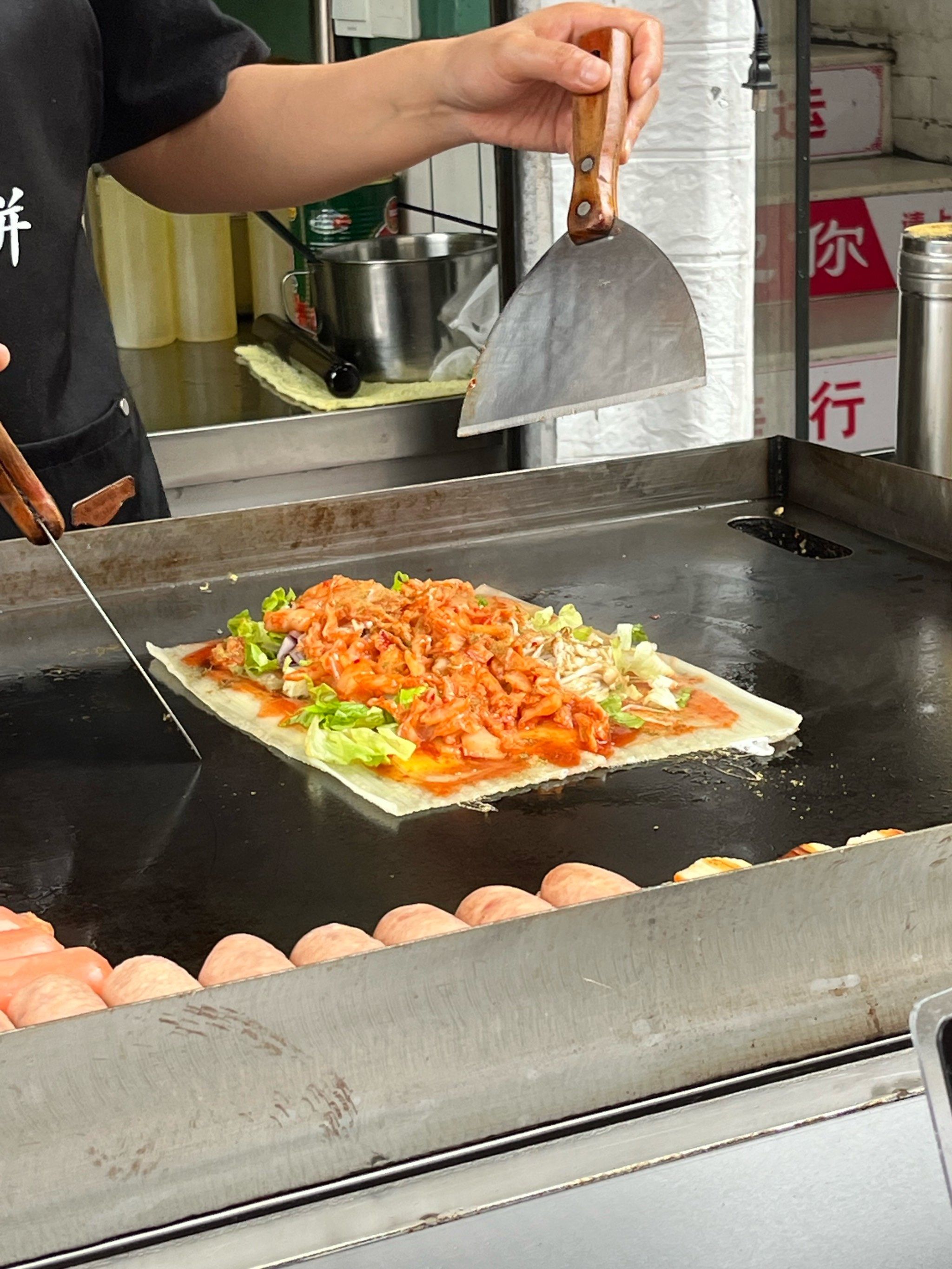 0元玩转这座城
今天中午的时候骑车去万达广场想去吃了地烤冷面,到