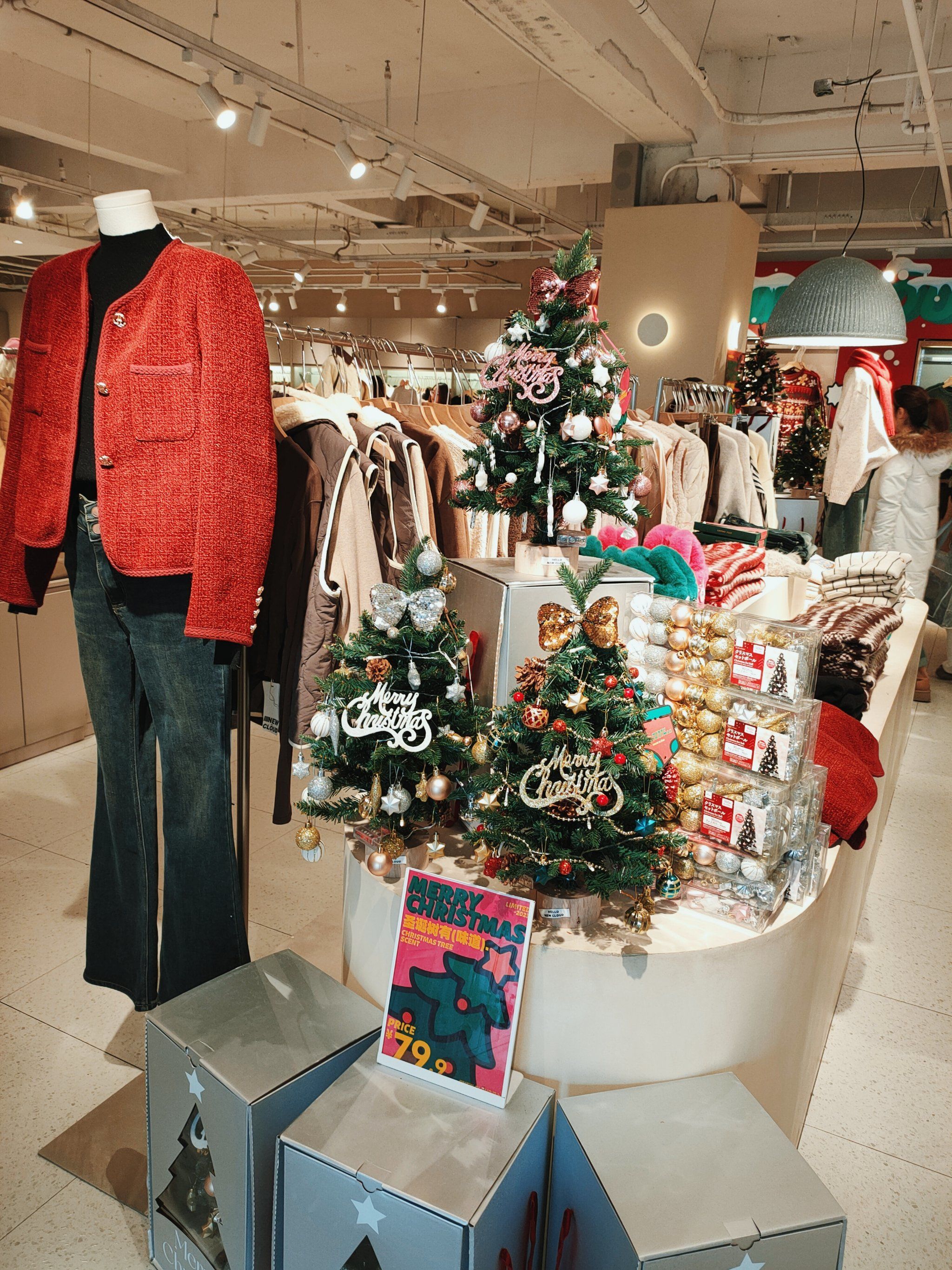 圣诞节氛围感满满的服装店🎄🎁🎀