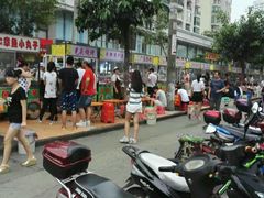 -海南大学南门小吃一条街