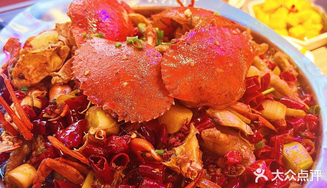 过年和姐妹吃团年饭吃螃蟹鲍鱼虾太有气氛了