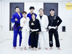 -菠萝格斗巴西柔术训练馆