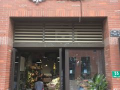 -何兮花店·气球派对鲜花店(马桥银春路万科城店)