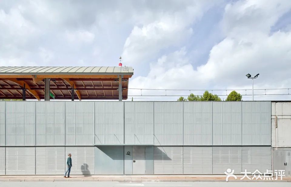 Monistrol-Vila站办公室立面改造与室内设计[胜利]