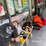 不能堂食，那就蹲着吃呗