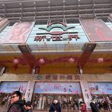 满树樱花朵朵开，花花世界的，出来逛街啊