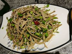 豆腐丝拌香椿苗-华盛园卷子王农家菜水库鱼