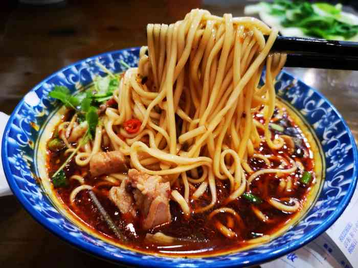 在装修,一到饭点,工人师傅也是稳定的客源 兔子面有鲜兔和冷吃兔可选