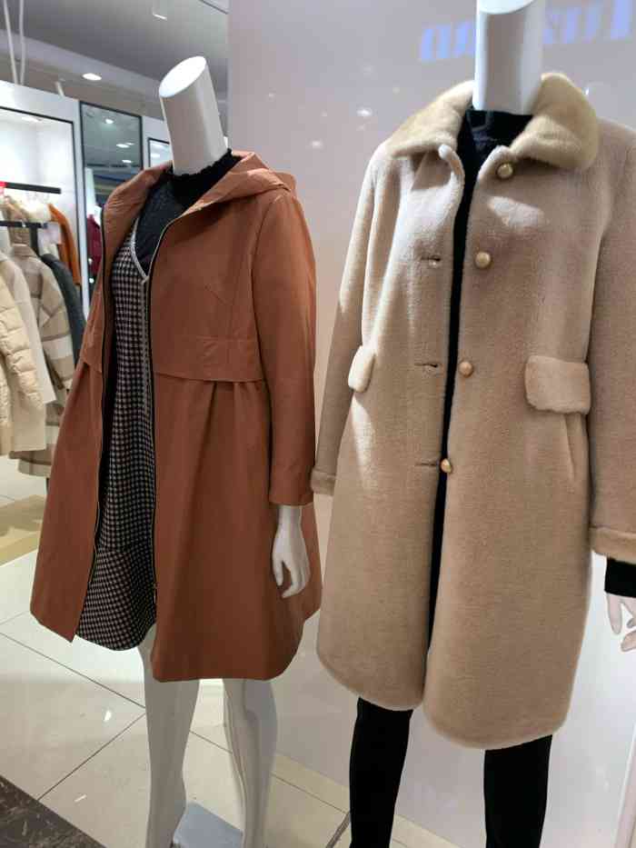 蕾伊娜这个女装服饰品牌在苏州多个大型商场都设有专柜.