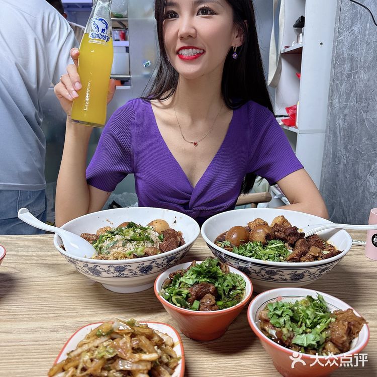 这大齐炖的牛肉烫饭 也太好吃了