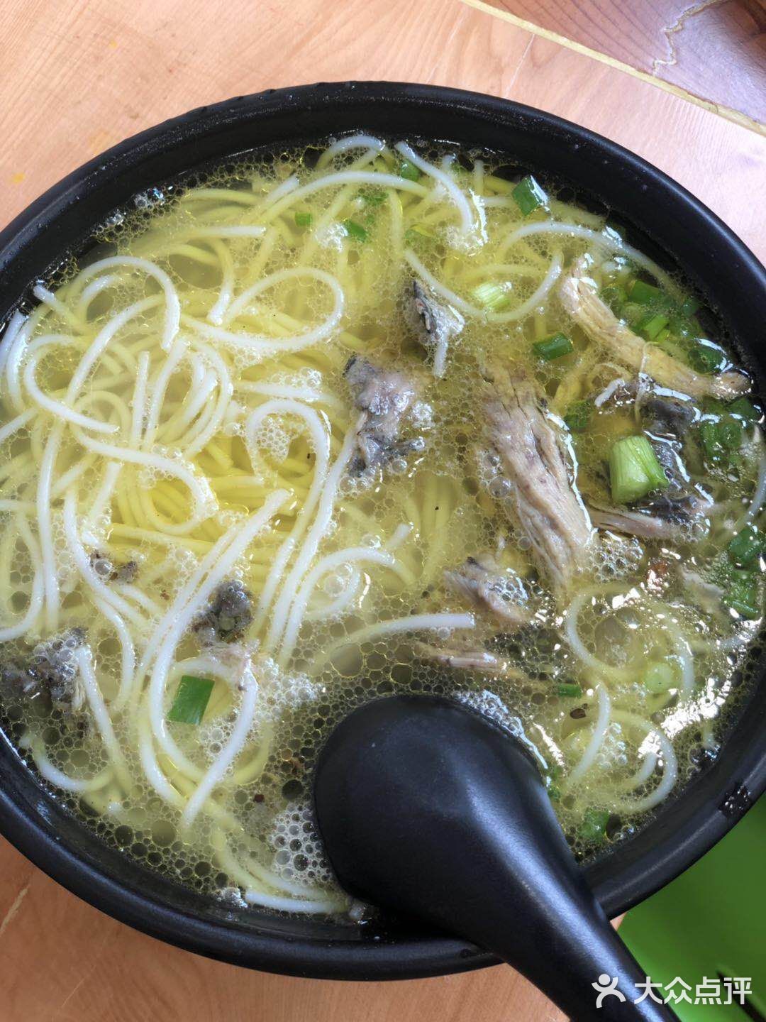 土鸡很酥软，米线很有韧性，绝搭好把手 !
