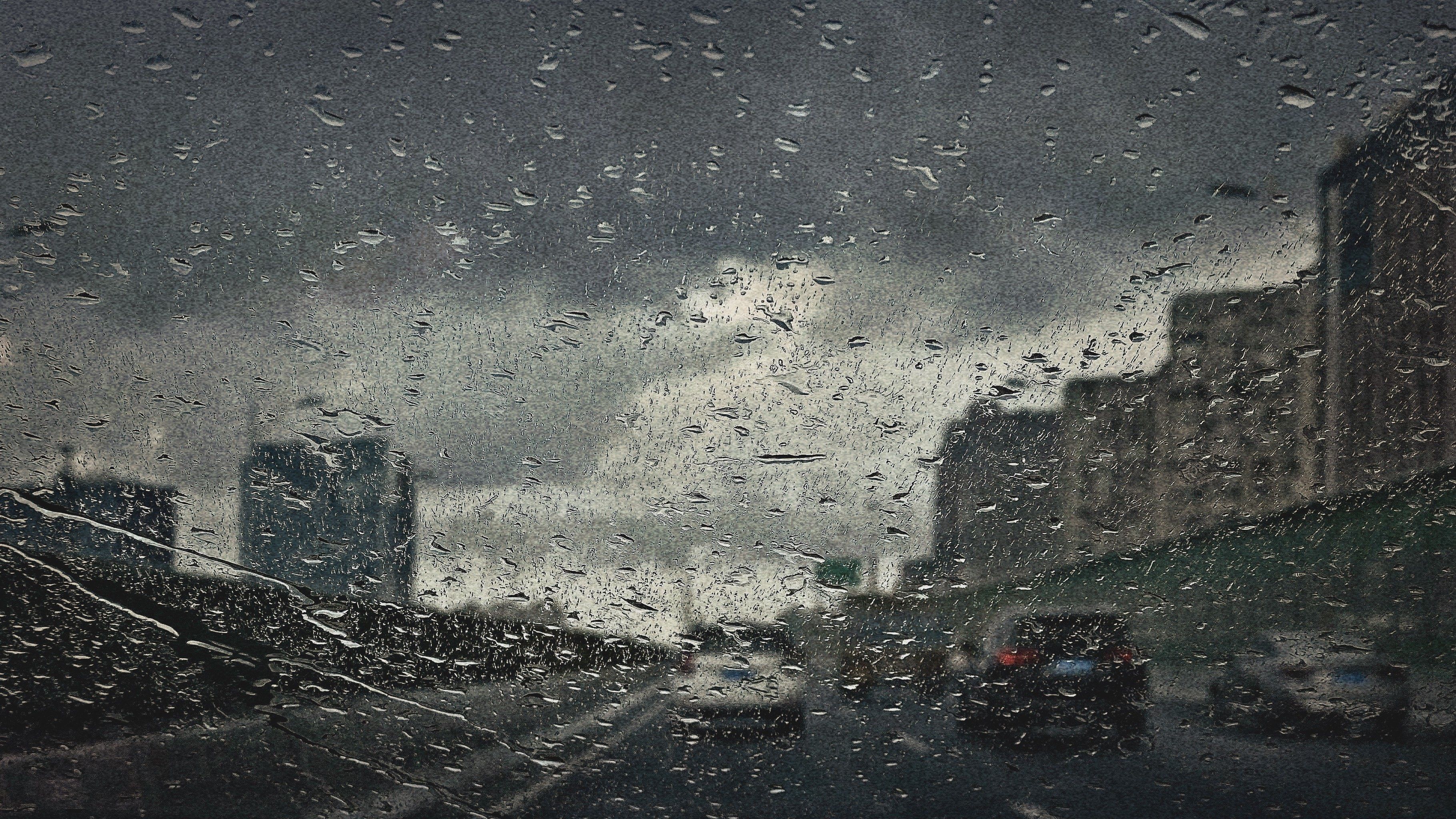 窗外雨幕,朦胧而神秘,它像是沉默画家,用