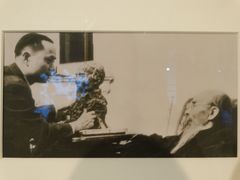 照片《张充仁为齐白石塑像》-上海油画雕塑院