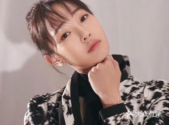 正好露出了她的一双大长腿，从侧面看