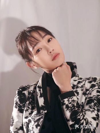 正好露出了她的一双大长腿，从侧面看