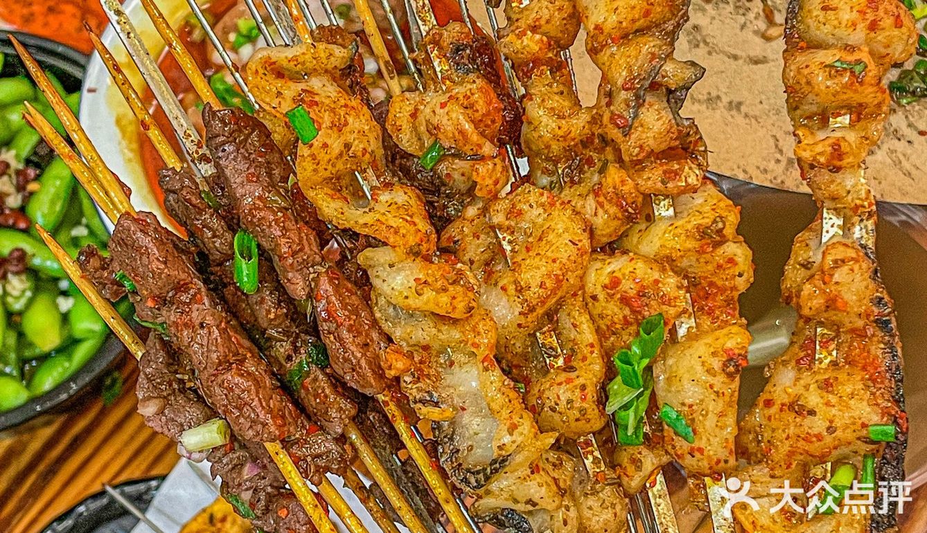 一到饭点就排长队，来武汉不吃这家烧烤等于白来！