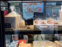 面包甜点陈列柜-房角石咖啡与书(吉大南校店)