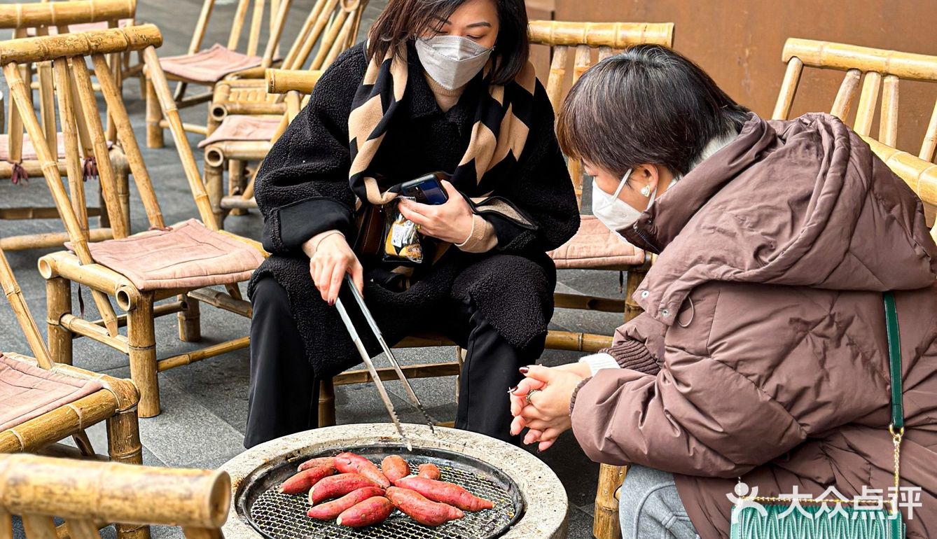 不愧是华发火锅届的“榜一大哥”，这个队排的不冤枉❗