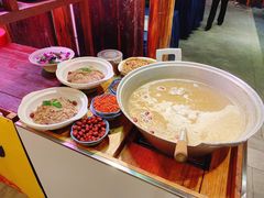 -野山舂·贵州现舂酸汤火锅(鸿通城店)