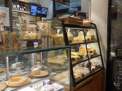 面包甜点陈列柜-房角石咖啡与书(吉大南校店)
