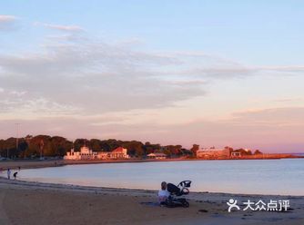 村上说“看海看多了想见人，见人见多了想看海