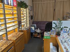 -优医视平价眼镜蔡司依视路折扣工厂店(十里堡店)