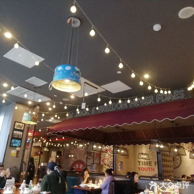 今天去金狮广场上早教课，又来到了熟悉的店铺