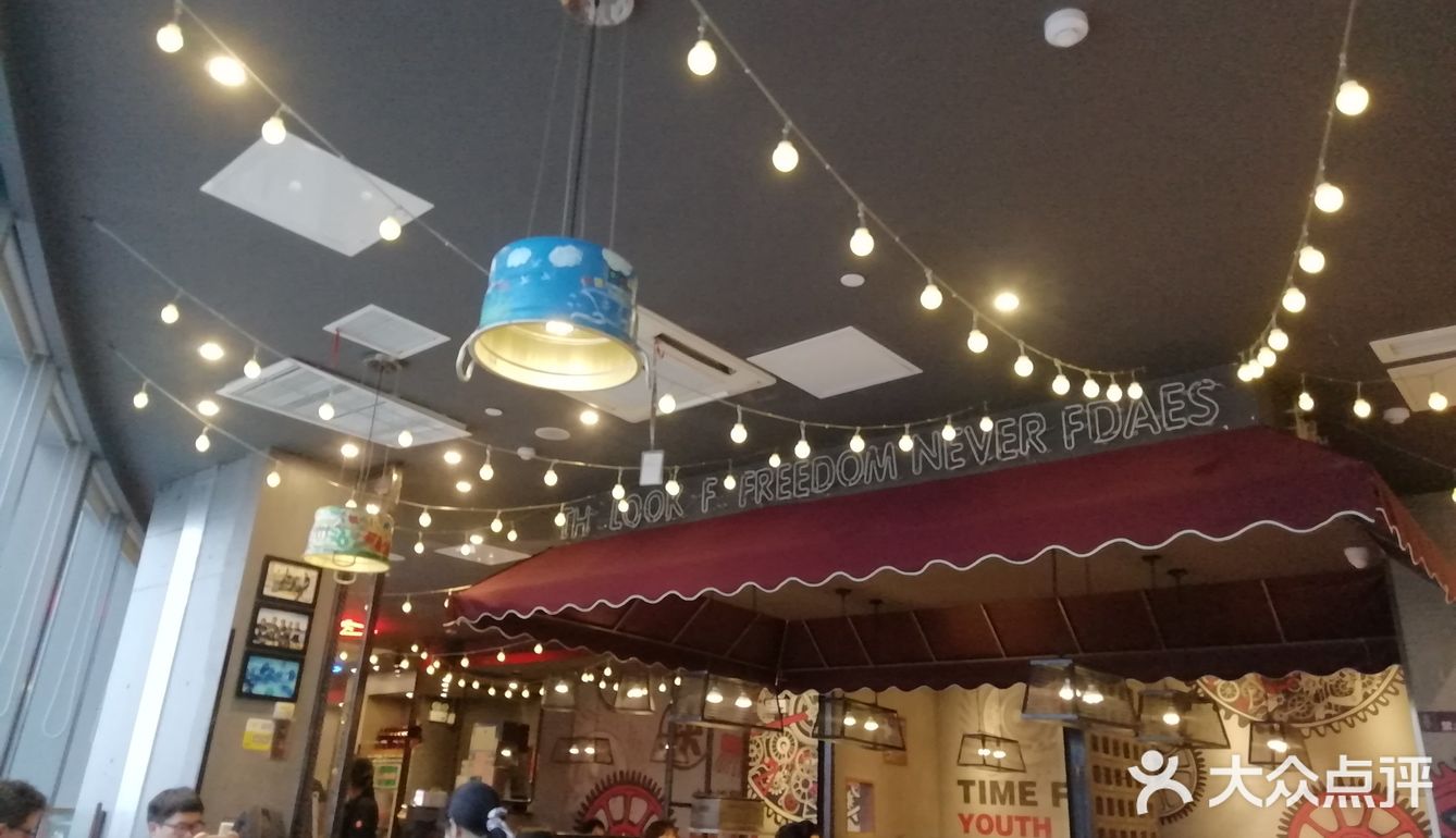 今天去金狮广场上早教课，又来到了熟悉的店铺