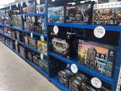 -逝水玩具折扣店