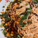 重庆街头的日常一餐 | 不是米线就是面