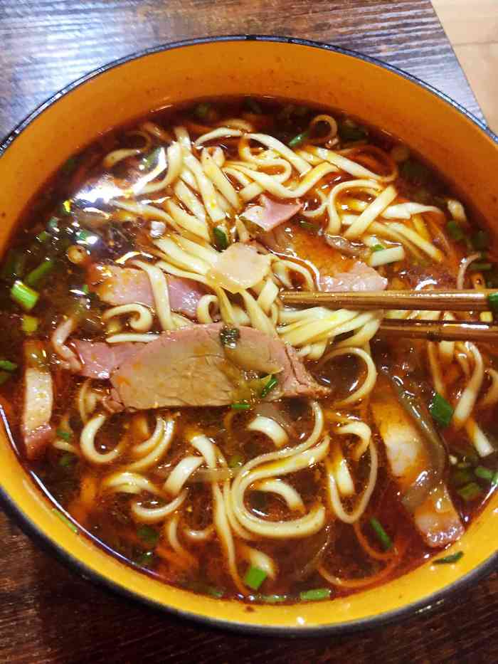 尹氏酸菜卤肉面(龙泉店)-"逛到音乐广场这边,简单吃个便饭,正是饭点.